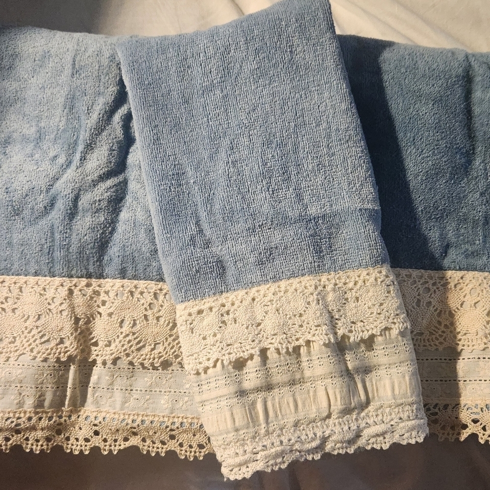 NWT Vtg set Bath&Hand Towels Stately Blue /Cream Lace Grand Prix Avanti Linens